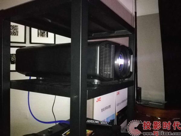 JVC_ԭ4KͶӰC+ưbȫѲչ M(jn)һעǙCZ1