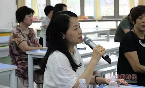 廣州體育東路小學(xué)特級教師游彩云副校長在為兩位老師的課堂點評