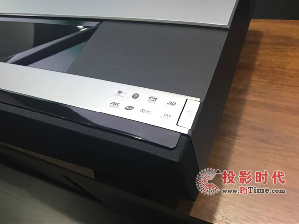 極米發(fā)布全球首款120英寸4K雙色激光無(wú)屏電視T1