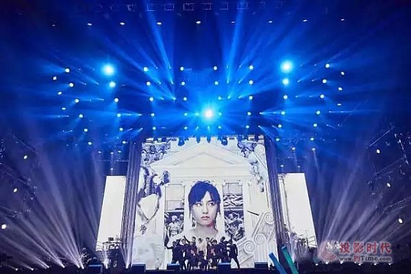 周筆暢巡回演唱會上的九宮格魔方