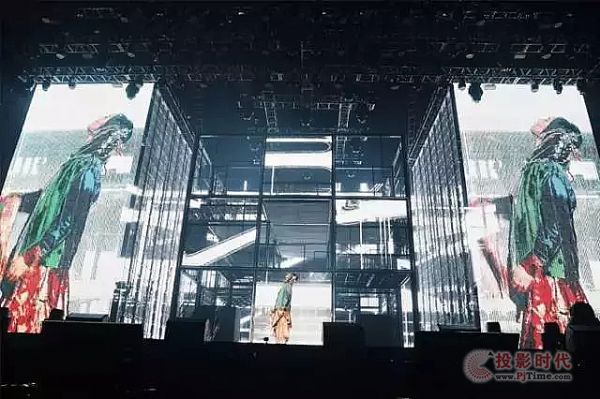 周筆暢巡回演唱會上的九宮格魔方