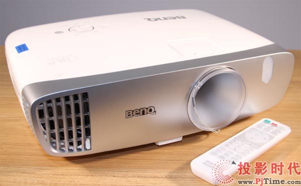 讓更多人享受優質影音：明基W1120入門級家用投影機評測