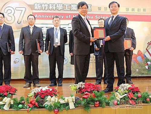 中強光電沉浸式曲面觸控系統又獲創新產品獎！