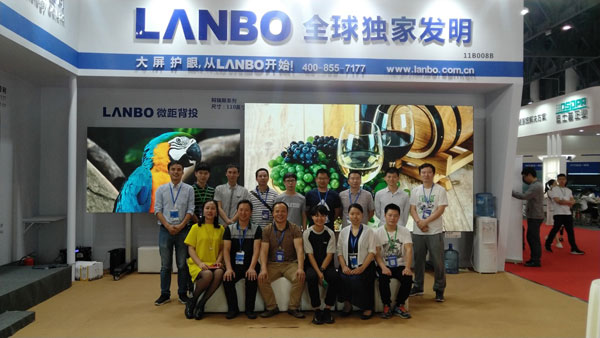 LANBO微距背投重新定義大尺寸教室屏幕護眼標準