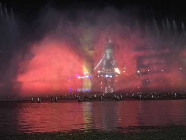 在南湖公園的水上燈光舞蹈表演中，水幕上的精美圖像都是通過科視Christie的視覺方案實現的