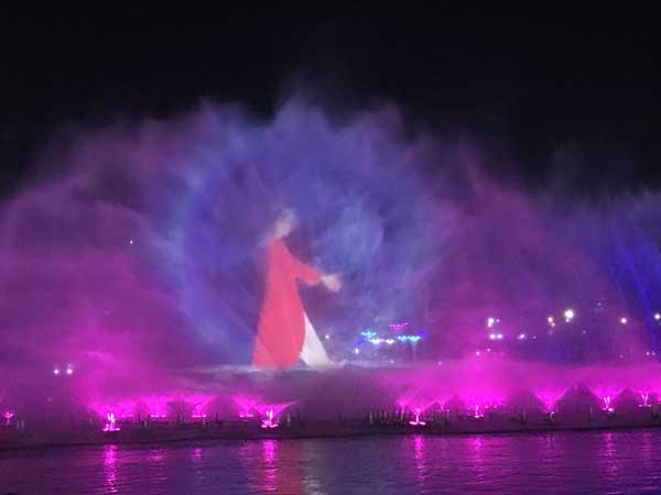 在南湖公園的水上燈光舞蹈表演中，水幕上的精美圖像都是通過科視Christie的視覺方案實現的