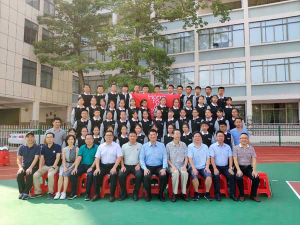 圖一：臺達(dá)集團(tuán)中達(dá)電通股份有限公司董事總經(jīng)理游文人博士（右五）、福安市副市長、寧德市民族中學(xué)第一書記林海（右六）、寧德市僑聯(lián)副主席陳衛(wèi)良（右七）...