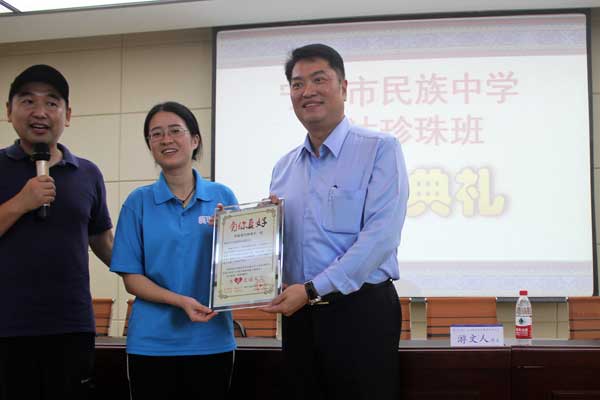 2008年資助的第一批臺達(dá)珍珠生甘妹琳大學(xué)畢業(yè)后任職新華愛心教育基金會，此次代表向臺達(dá)贈送感謝狀