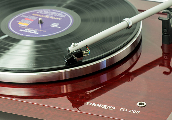 方型底座，三點支撐：Thorens TD 206黑膠唱盤