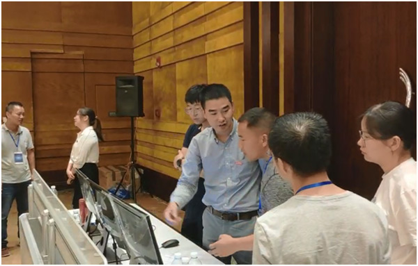 威創技術工程師與嘉賓在探討易控坐席管理系統在控制室的使用方法