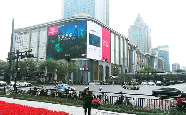 約1008㎡ 浙江武林銀泰室外全彩弧形屏