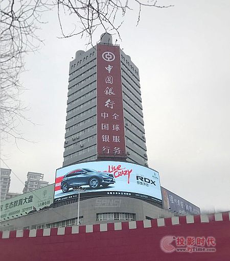 約314.5㎡ 新疆日?qǐng)?bào)室外LED弧形屏