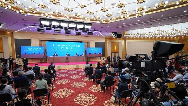 人民日報、新華社紛紛點贊！洲明UMini超高清視頻交互助力兩會