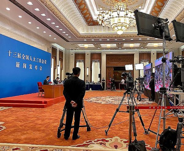 人民日報、新華社紛紛點贊！洲明UMini超高清視頻交互助力兩會