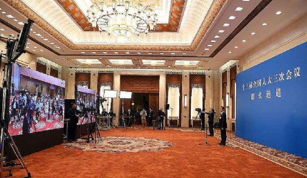 人民日報、新華社紛紛點贊！洲明UMini超高清視頻交互助力兩會