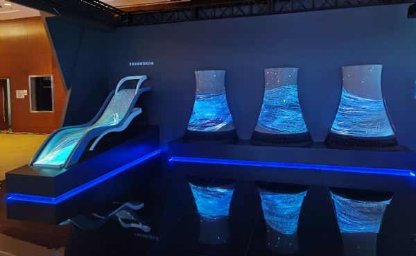 現(xiàn)場(chǎng)展示的冬奧首鋼冷卻塔等比例投影方案