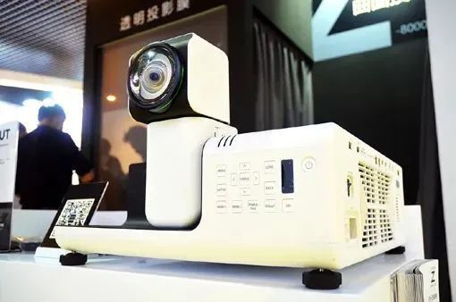 富士膠片FP-Z8000與FP-Z5000鏡頭旋轉式超短焦投影機首次亮相 營造夢幻場景！