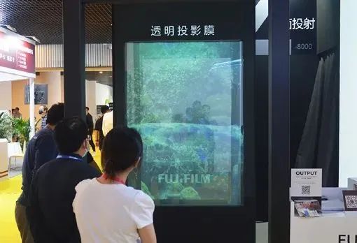 富士膠片FP-Z8000與FP-Z5000鏡頭旋轉式超短焦投影機首次亮相 營造夢幻場景！