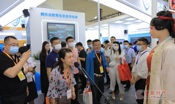 網龍AI機器人亮相第79屆中國教育裝備展