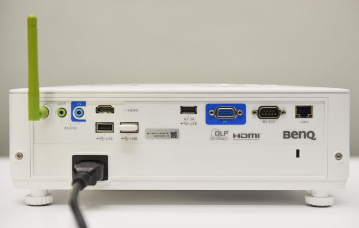 明基E592智能商務(wù)投影攝影工作室應(yīng)用開機(jī)調(diào)試簡(jiǎn)單快捷
