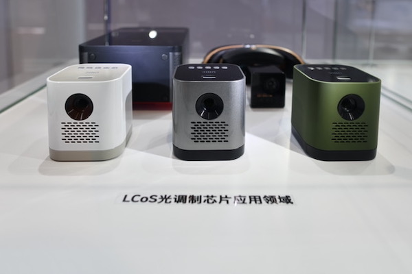 DLP缺貨，就多玩點3LCD？2021年投影的改變！