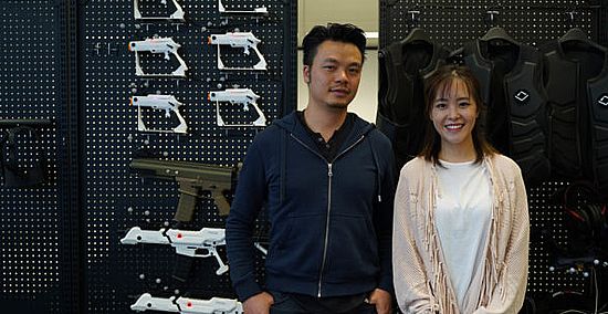 Sandbox VR 聯合創辦人 Steven Zhao（左）與團隊把過往製作手機游戲的經驗，轉化在 VR 游戲身上。