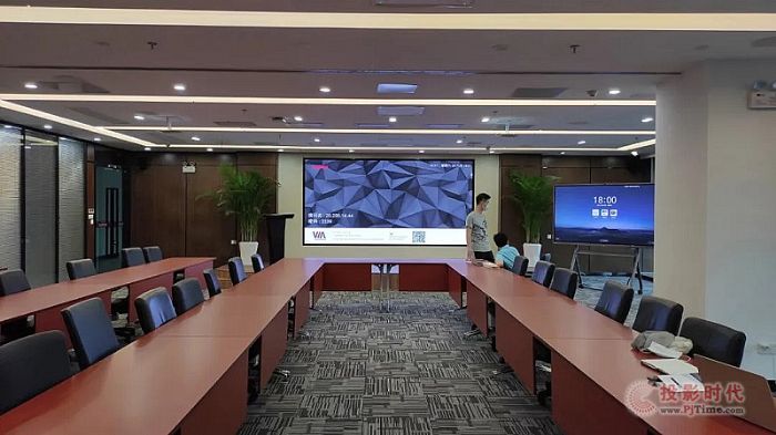 案例丨武漢消費金融公司總部會議室使用森海塞爾TeamConnect Ceiling 2天花式吊頂麥克風，以及ControlMax VoiceLift本地擴聲解決方案