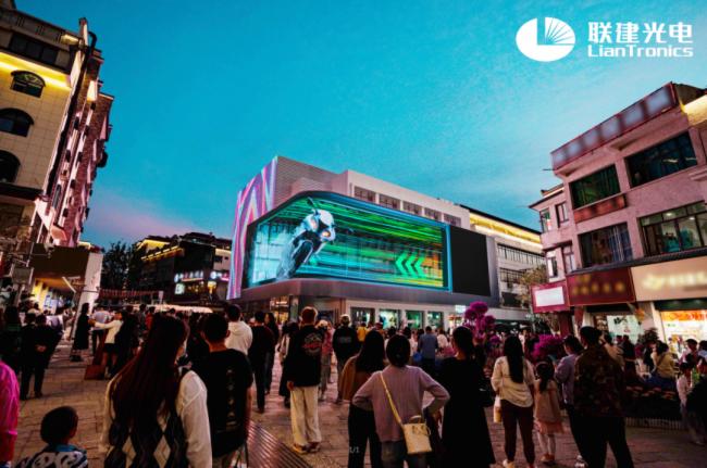聯建光電超高分辨率裸眼3D巨幕點亮貴陽花溪十字街