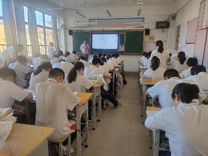 校園巡課方式的升級(jí)之路，賀主任有自己的“秘鑰”