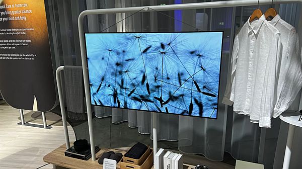 IFA 2022：松下掛起來的OLED電視