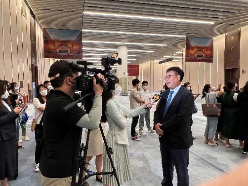 趙炳弟副總裁接受媒體采訪