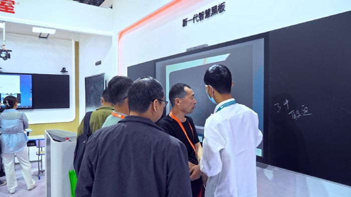 文香出席第五屆河南省教育裝備博覽會