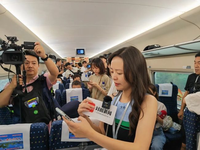 在運行中的高鐵車廂內，TVU One正在采集直播畫面