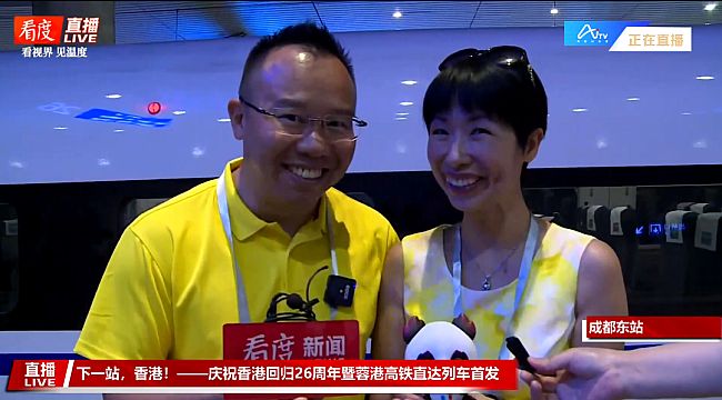 來自成都臺的記者在成都東站站臺上的采訪畫面