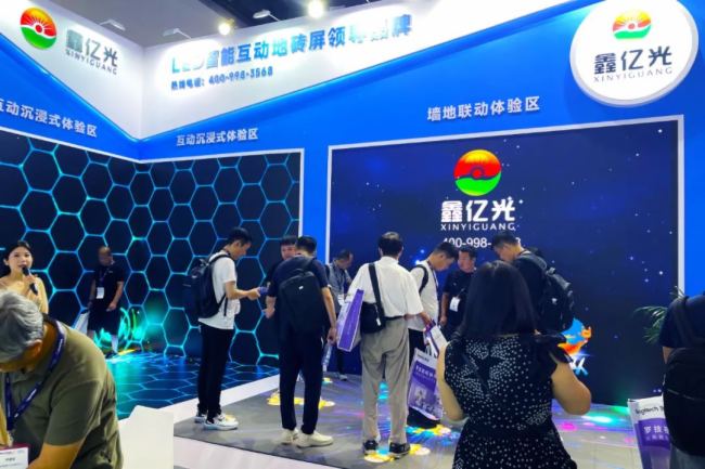 深京聯(lián)展 精彩回顧:鑫億光LED智能互動地磚屏賦能多元化場景應(yīng)用