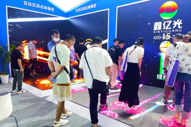 深京聯(lián)展 精彩回顧:鑫億光LED智能互動地磚屏賦能多元化場景應(yīng)用