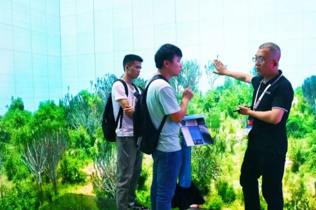 深京聯(lián)展 精彩回顧:鑫億光LED智能互動地磚屏賦能多元化場景應(yīng)用