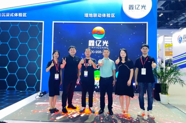 深京聯(lián)展 精彩回顧:鑫億光LED智能互動地磚屏賦能多元化場景應(yīng)用