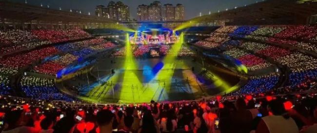 聯誠發1300㎡透明屏和190000根熒光棒“點燃”周杰倫呼和浩特演唱會！
