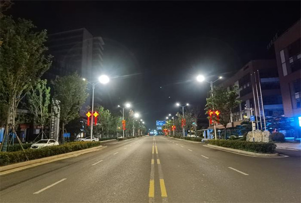 三思助力城陽區(qū)主城區(qū)路燈節(jié)能改造工程