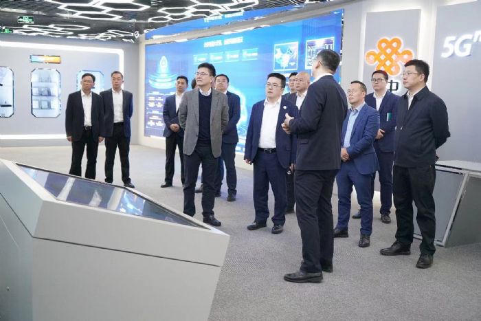 長飛公司和湖北聯(lián)通簽署全面戰(zhàn)略合作協(xié)議，攜手推進新型工業(yè)化