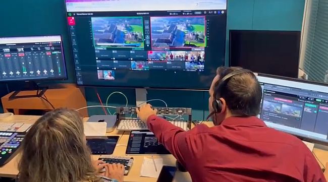 法國電視臺演播室導播人員正在運用TVU Producer云導播進行多機位的遠程直播制作