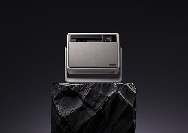 三色激光未來之戰：極米RS 10 Plus問世